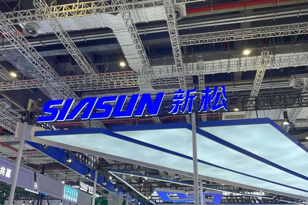 中國(guó)機(jī)器人歷史性突破！近百臺(tái)新松工業(yè)機(jī)器人在吉利汽車焊裝主線大規(guī)模應(yīng)用