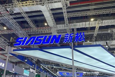 中國(guó)機(jī)器人歷史性突破！近百臺(tái)新松工業(yè)機(jī)器人在吉利汽車(chē)焊裝主線大規(guī)模應(yīng)用